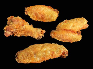 Kızarmış tavuk kanadı kırpma yolu ile izole edilmiş, siyah arka planda gölge yok, fast food