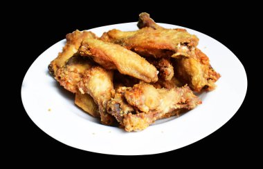 Kızarmış tavuk kanadı kırpma yolu ile izole edilmiş, siyah arka planda gölge yok, fast food