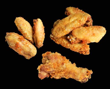 Kızarmış tavuk kanadı kırpma yolu ile izole edilmiş, siyah arka planda gölge yok, fast food