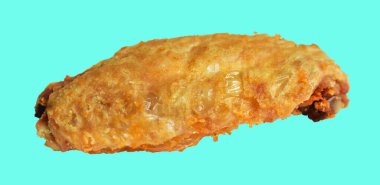 Kızarmış tavuk kanadı kırpma yolu ile izole edilmiş, arka planda hiç gölge yok, fast food