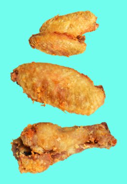 Kızarmış tavuk kanadı kırpma yolu ile izole edilmiş, arka planda hiç gölge yok, fast food