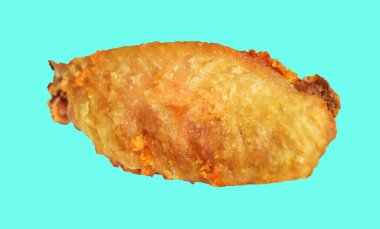 Kızarmış tavuk kanadı kırpma yolu ile izole edilmiş, arka planda hiç gölge yok, fast food