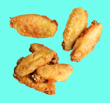 Kızarmış tavuk kanadı kırpma yolu ile izole edilmiş, arka planda hiç gölge yok, fast food