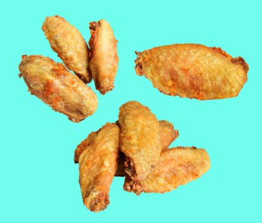 Kızarmış tavuk kanadı kırpma yolu ile izole edilmiş, arka planda hiç gölge yok, fast food