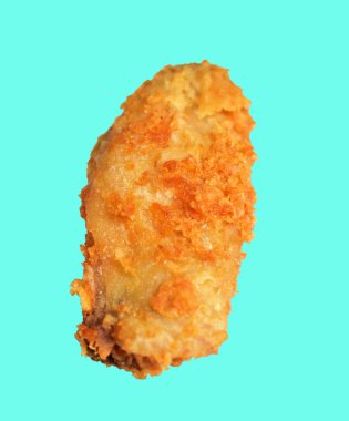 Kızarmış tavuk kanadı kırpma yolu ile izole edilmiş, arka planda hiç gölge yok, fast food