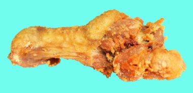 Kızarmış tavuk kanadı kırpma yolu ile izole edilmiş, arka planda hiç gölge yok, fast food