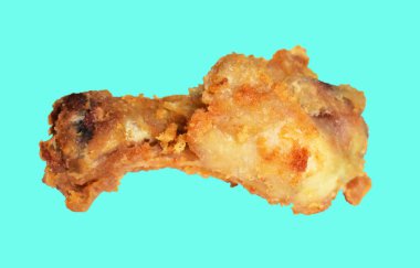 Kızarmış tavuk kanadı kırpma yolu ile izole edilmiş, arka planda hiç gölge yok, fast food