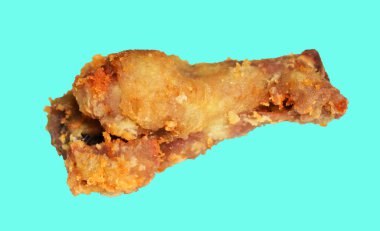 Kızarmış tavuk kanadı kırpma yolu ile izole edilmiş, arka planda hiç gölge yok, fast food