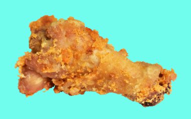 Kızarmış tavuk kanadı kırpma yolu ile izole edilmiş, arka planda hiç gölge yok, fast food