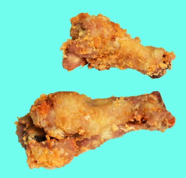 Kızarmış tavuk kanadı kırpma yolu ile izole edilmiş, arka planda hiç gölge yok, fast food