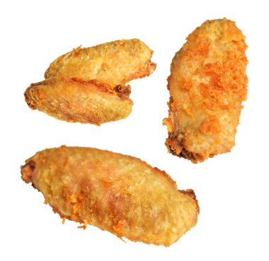 Kızarmış tavuk kanadı kırpma yolu ile izole edilmiş, beyaz arka planda gölge yok, fast food