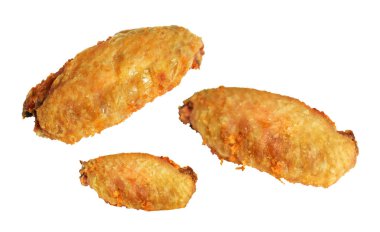 Kızarmış tavuk kanadı kırpma yolu ile izole edilmiş, beyaz arka planda gölge yok, fast food