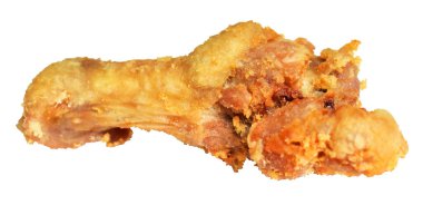 Kızarmış tavuk kanadı kırpma yolu ile izole edilmiş, beyaz arka planda gölge yok, fast food