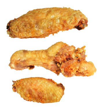 Kızarmış tavuk kanadı kırpma yolu ile izole edilmiş, beyaz arka planda gölge yok, fast food