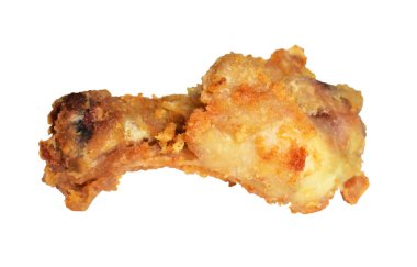 Kızarmış tavuk kanadı kırpma yolu ile izole edilmiş, beyaz arka planda gölge yok, fast food