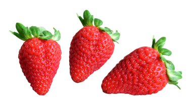 Kesme yolu olan çilek. Beyaz arka planda gölge yok. Sağlıklı taze meyve, çiğ kırmızı çilek.