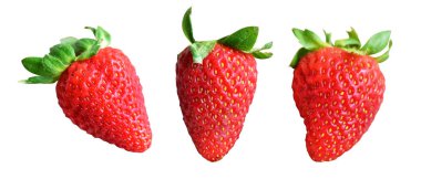 Kesme yolu olan çilek. Beyaz arka planda gölge yok. Sağlıklı taze meyve, çiğ kırmızı çilek.