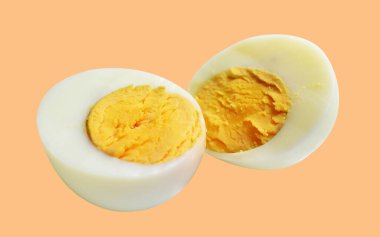 Kaynamış yumurta kırpma yolu ile izole edilmiş, krema arkaplanda gölge yok, tavuk yumurtası