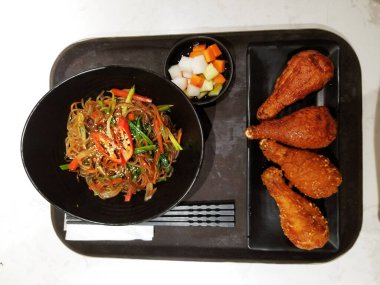 Kızarmış tavuk ve Tayland erişte kasesi, fast food geçmişi.