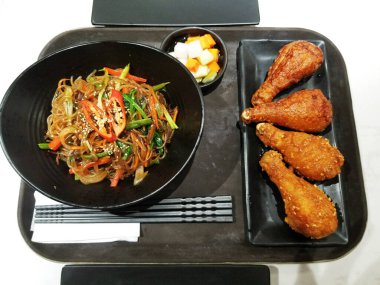 Kızarmış tavuk ve Tayland erişte kasesi, fast food geçmişi.