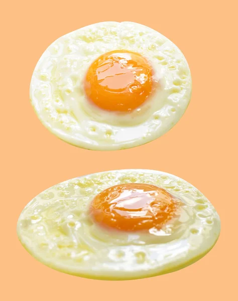 Жареное Яйцо Изолированное Вырезанием Пути Тени Кремовом Фоне Куриное Яйцо — стоковое фото