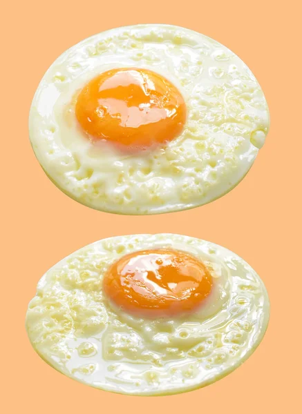 Жареное Яйцо Изолированное Вырезанием Пути Тени Кремовом Фоне Куриное Яйцо — стоковое фото