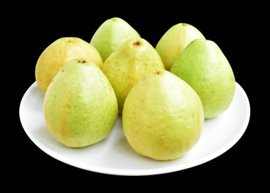 Pembe ya da kırmızı Gauva meyvesi siyah arka planda kırpma yolu ile izole, gölgesiz, sağlıklı tropikal taze meyve