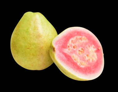 Pembe ya da kırmızı Gauva meyvesi siyah arka planda kırpma yolu ile izole, gölgesiz, sağlıklı tropikal taze meyve
