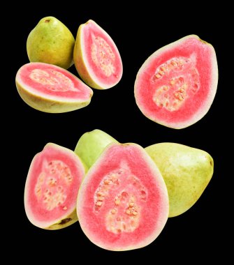 Pembe ya da kırmızı Gauva meyvesi siyah arka planda kırpma yolu ile izole, gölgesiz, sağlıklı tropikal taze meyve