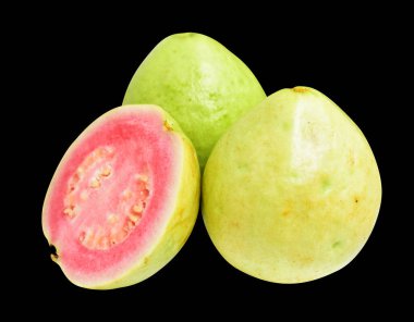 Pembe ya da kırmızı Gauva meyvesi siyah arka planda kırpma yolu ile izole, gölgesiz, sağlıklı tropikal taze meyve