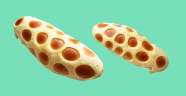 Kırpma yolu ile izole edilmiş peynirli ekmek, nane arkaplanda gölge yok