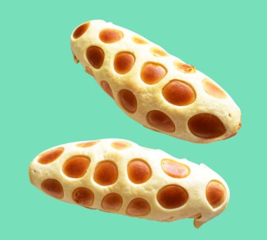 Kırpma yolu ile izole edilmiş peynirli ekmek, nane arkaplanda gölge yok