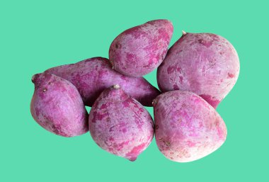 Kesme yolu ile izole edilmiş mor tatlı patates, yeşil arka planda gölge yok, sağlıklı yiyecekler