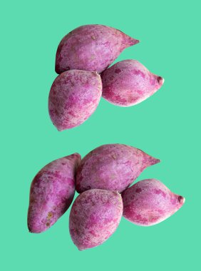 Kesme yolu ile izole edilmiş mor tatlı patates, yeşil arka planda gölge yok, sağlıklı yiyecekler