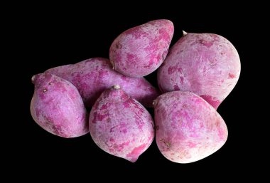 Kesme yolu ile izole edilmiş mor tatlı patates, siyah arka planda gölge yok, sağlıklı yiyecekler