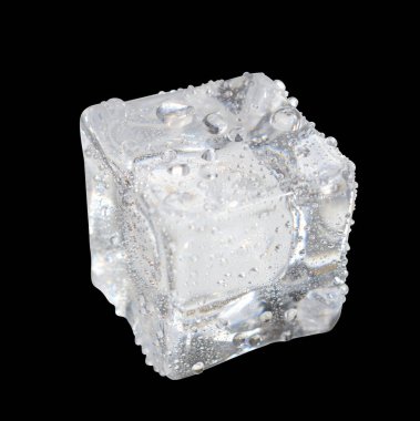 Gri renkte izole edilmiş şeffaf buz küpleri siyah arka planda kırpma yolu, gölge yok, kristal