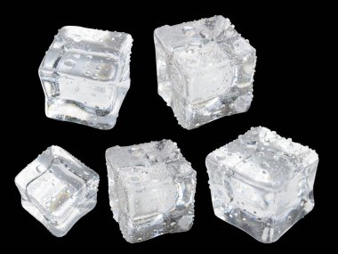 Gri renkte izole edilmiş şeffaf buz küpleri siyah arka planda kırpma yolu, gölge yok, kristal