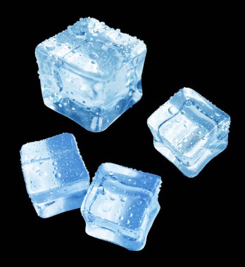 Kesme yolu olan mavi buz küpü siyah arkaplanda gölge yok, kristal