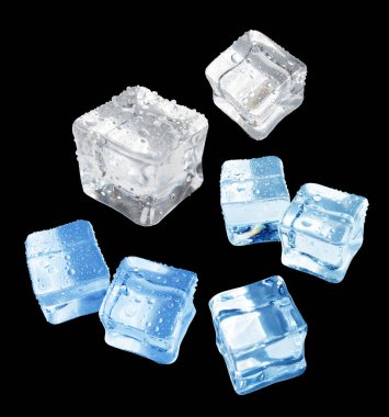 Mavi ve gri renkte buz küpü kırpma yolu ile izole edilmiş siyah arkaplanda gölge yok, kristal