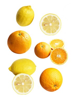 Sarı limon ve portakal meyvesi siyah arka planda kırpma yolu ile izole edilmiş, gölge yok, sağlıklı meyve dilimleri