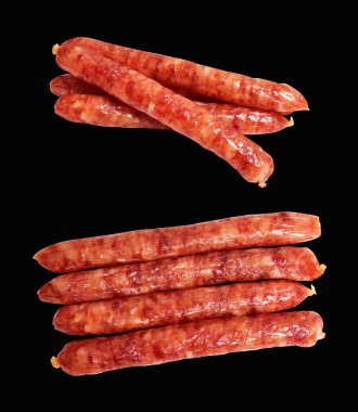 Çin sosisi siyah arka planda izole edilmiş, kırpma yolu var, gölge yok.