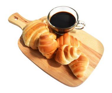 Tahta kesme tahtasına izole edilmiş peynirli kruvasan, beyaz arka planda gölge yok, ev yapımı tatlı.