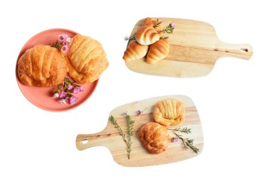 Tahta kesme tahtasına izole edilmiş peynirli kruvasan, beyaz arka planda gölge yok, ev yapımı tatlı.