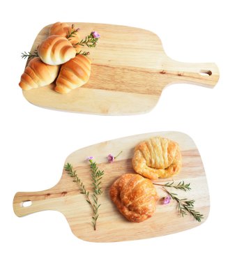 Tahta kesme tahtasına izole edilmiş peynirli kruvasan, beyaz arka planda gölge yok, ev yapımı tatlı.