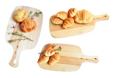 Tahta kesme tahtasına izole edilmiş peynirli kruvasan, beyaz arka planda gölge yok, ev yapımı tatlı.