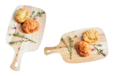 Tahta kesme tahtasına izole edilmiş peynirli kruvasan, beyaz arka planda gölge yok, ev yapımı tatlı.