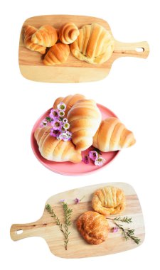 Tahta kesme tahtasına izole edilmiş peynirli kruvasan, beyaz arka planda gölge yok, ev yapımı tatlı.