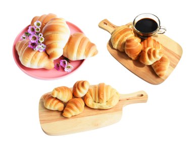 Tahta kesme tahtasına izole edilmiş peynirli kruvasan, beyaz arka planda gölge yok, ev yapımı tatlı.