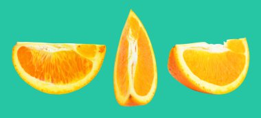 Kırpma yolu ile izole edilmiş turuncu parça. Nane arkaplanda gölge yok, sağlıklı meyve.