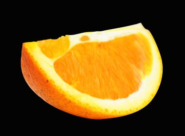 Kırpma yolu ile izole edilmiş turuncu parça siyah arka planda gölge yok, sağlıklı meyve